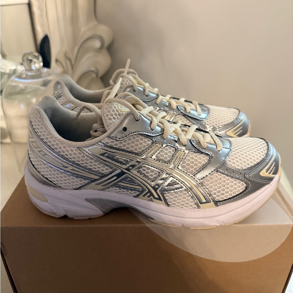 Asics Gel-1130 Cream and Silver Sneakers (Women’s Size 8)